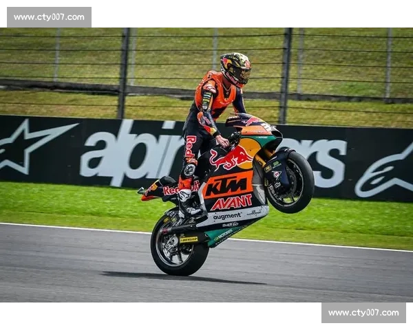 Moto3 马来西亚站出场圈事故:两车手送医,赛事紧急缩减 Moto3 马来西亚站出场圈事故:两车手送医,赛事紧急缩减