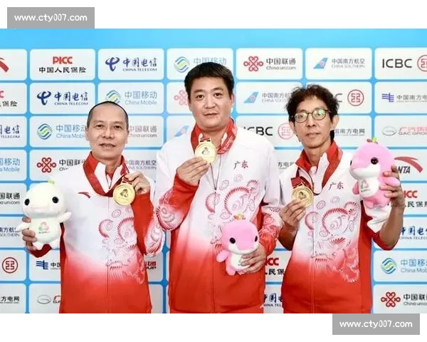 广州 “基哥照哥”:百年球龄拼下全运会群众羽毛球首金 广州 “基哥照哥”:百年球龄拼下全运会群众羽毛球首金