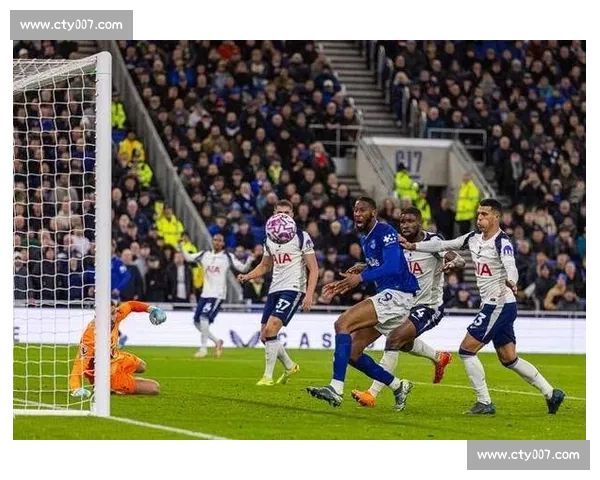 半场:范德芬双响破僵 热刺 2-0 埃弗顿,奥布赖恩进球遭吹 半场:范德芬双响破僵 热刺 2-0 埃弗顿,奥布赖恩进球遭吹